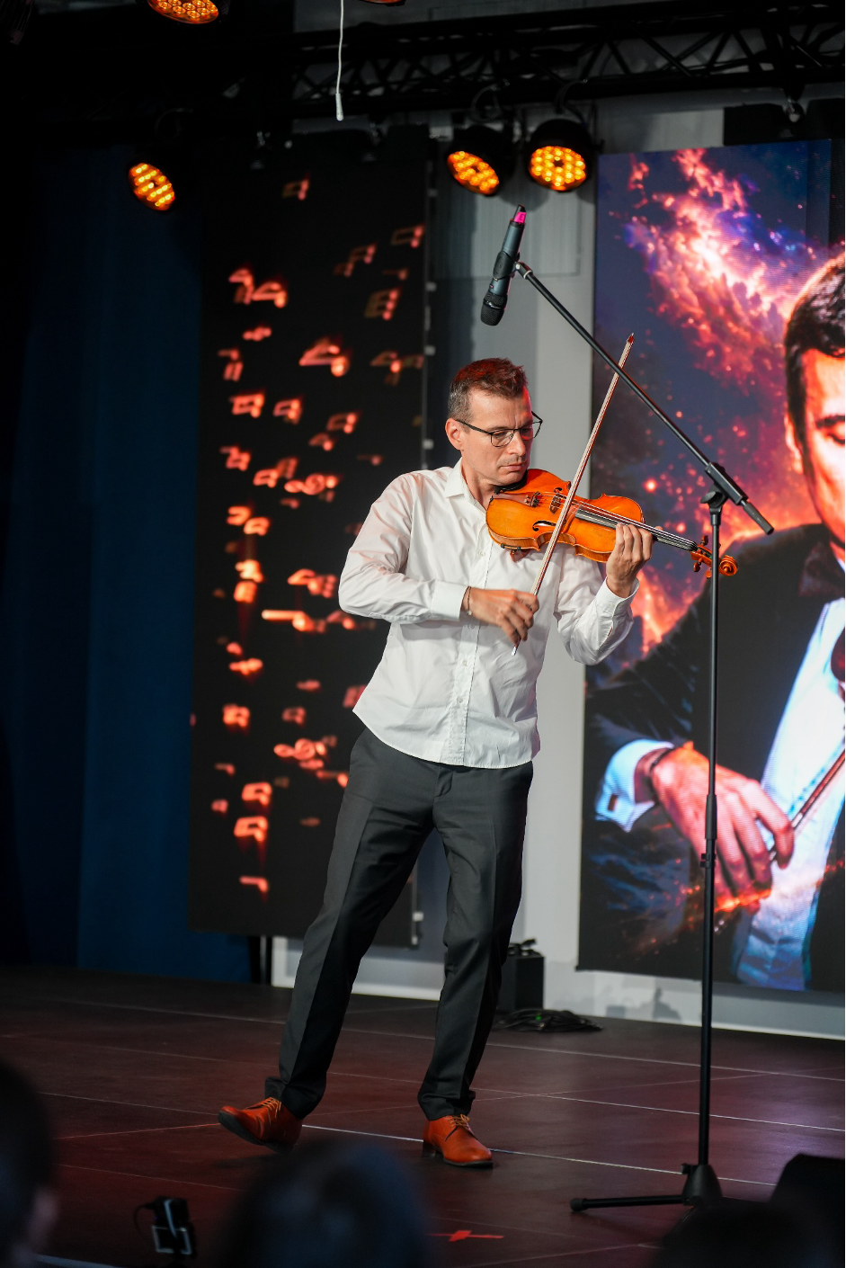 Alexandru Tomescu cântând la vioară
